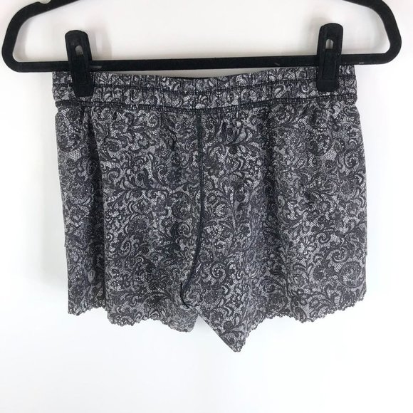 Lululemon Hit It Short 3 1/2" Black White Floral Lined Running Scalloped Edge 4 - Picture 2 of 3
